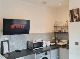West Street Studios, Free WIFI, FREE Parking, Washer dryer