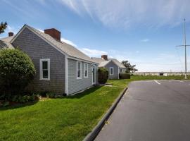 Charming Beachside Bungalow, hotel em Truro