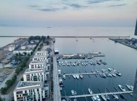 SEATOWERS PANORAMIC PENTHOUSE! SEA & CITY VIEWS from Glass Corner SKY TRIANGLE on 28 TOP Floor! Terrace! Short & Long Stay! Parking! Sailing in the heaven feels like a King!, hotel in Gdynia