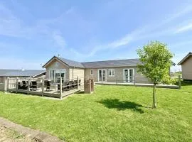 Halcyon Days - Part of the The Bay Filey Holiday Village with pool, gym and direct beach access, pub, restaurant, tennis and meadows walks