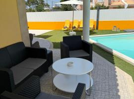 Pool, BBQ & Soccer Villa, Hotel in Aroeira