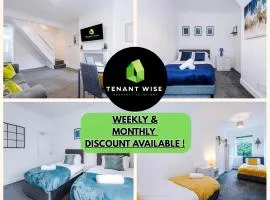 FREE parking, LARGE House for Contractors & Families, Sleeps 10, 25 mins to ALTON TOWERS