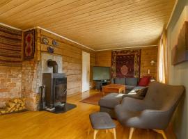 Cozy home on the island of Senja with sea views、Senjaの駐車場付きホテル