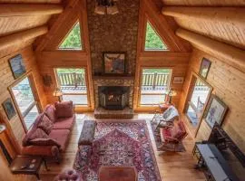 VIEWS, Fire Pit, Dogs Welcome, Fenced Yard! Close to New River Outfitters!