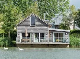 Lakeside property with hot tub Barn Owl HM08