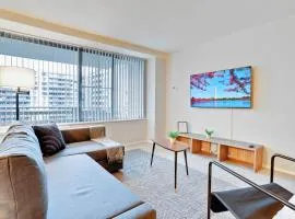 Elegant Apartment w Views at Crystal City