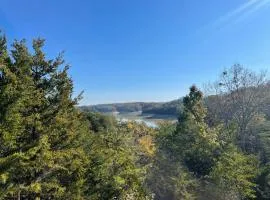 Kozy Retreat At The Lake by American Patriot Getaways