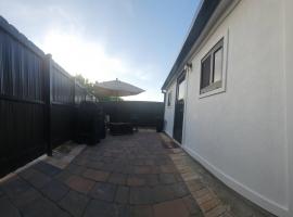 Cozy Tiny private Guesthouse Miami, hotel in Kendale Lakes