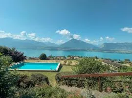 Chalet with pool and view of Lake Thun