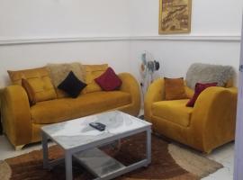 Service Apartment, hotel com piscina em Mama