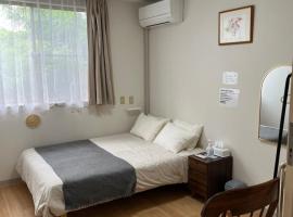 ゲストハウス假穂, &kappa;ά&mu;&pi;&iota;&nu;&gamma;&kappa; &pi;&omicron;&lambda;&upsilon;&tau;&epsilon;&lambda;&epsilon;ί&alpha;&sigmaf; &sigma;&tau;&omicron; Yoron