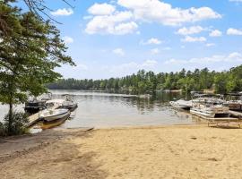 Lake Escape Family & Pet Friendly with Dock Access, hotell i Freedom