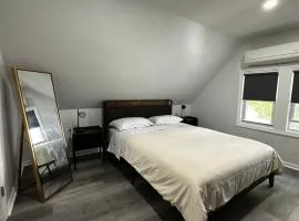 Modern & cozy Room in Queens near Train station and buses