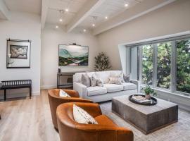 1 Block to Gondola Updated Top-Floor 2BR 2BA, hotel v destinaci Aspen