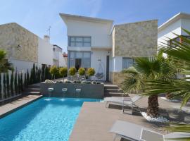 Villa with Garden & Roof Deck, vila v destinaci Ciudad Quesada
