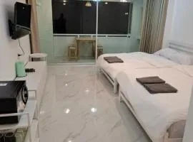 Bangsaen Royal Beach - Renovated Room with Free WiFi & Netflix