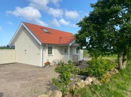 Hansingastugan Bed and Kitchen Guesthouse، كوخ في فاربرغ