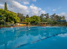 Kibbutz Kfar Masaryk Country Lodging, hotel na may pool sa Kefar Masaryk