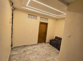 Hotel Premium RUDRA GUEST HOUSE ! Varanasi, Near Kashi Vishwanath Temple And Ganga Ghat, Fully Air conditioned & Spacious Room - Prime Location BEST HOTEL IN VARANASI, ξενοδοχείο στο Βαρανάσι
