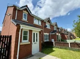 Liverpool Home from Home Sleeps 4 Free Parking Pass the Keys