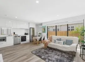 Handy Riccarton New Home Walk to Westfield, Tower Junction & Close to Hagley Park