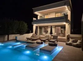 Cantouni Villa, Luxury 5BR Retreat with Pool & Jacuzzi Near Town by Villa Mana Gers