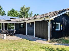 12 person holiday home in Væggerløse-By Traum, hotel i Bøtø