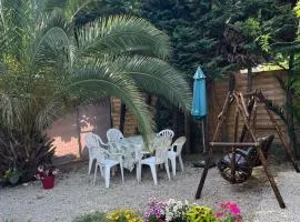 Entire apartment in upper villa, 2 bedrooms , 1 salon, 1 bathroom with wc and a full kitchen all private to apartment- 2 free parking in 120m2 garden
