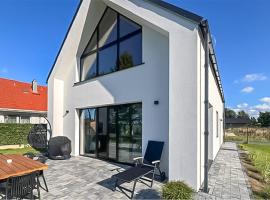 Cozy Home In Mscice With House Sea View, khách sạn ở Mścice