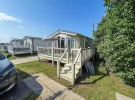 Lovely 8 Berth Caravan With Decking And Nearby Scratby Beach Ref 50005A