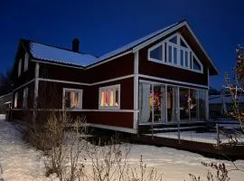 Charming modernt hus med braskamin nära Järvsö