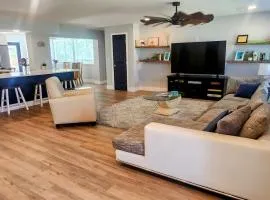 1 Block To Beach - Fully Upgraded Spacious & Quiet