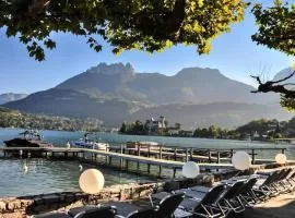Superbe Duplex les pieds dans l'eau Vue Lac et Château avec Plage et parking Privés