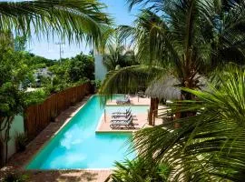 1 block from the Ocean, comfy condo with pool view