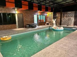 นิวพีเคซี รีสอร์ต, hotel que acepta mascotas en Prakhon Chai