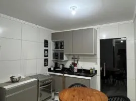 Casa com 2 Quartos Climatizados e Garagem