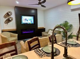 Modern 2BR Retreat in Harbor, hotell i Harbor Springs