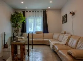 Modern Apartment - Home Theater and Premium Kitchen