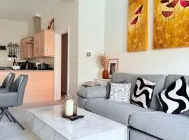 Lethbridge Villa 49 3-bedroom Apartment with Garden, Fibre WiFi, free parking, sleeps 6