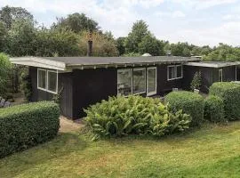 6 person holiday home in Dronningmølle