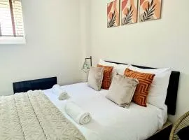 Elite Service Accommodation 5min to Tram, direct to Manchester, 5 min drive to High Street & M60 J17