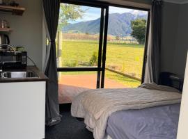 Adorable studio cottage with mountain views โรงแรมในStaveley
