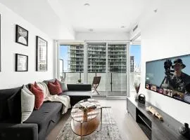 Chic Downtown Toronto Haven - Private Patio