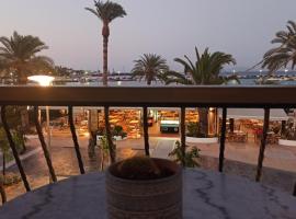 SeaShell apartment Sea View, Castle View 200metres from the Beach, hotel di Sitia