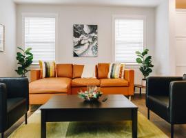 Birdsong Bungalow - Hot Tub, Game Room, Fire Pit, hotel em Charlotte