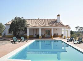 Tranquil Alentejo Villa with pool，Vimieiro的飯店
