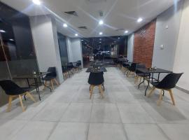 مطعم للبيع في الخالدية موقع مميز, ξενοδοχείο σε Baţīn