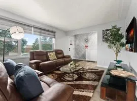 The Emerald House Near Northgate & Backyard