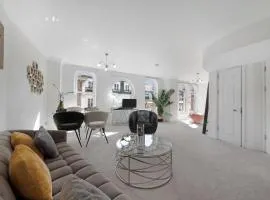 3 Bedroom Penthouse with Roof Terrace in Covent Garden