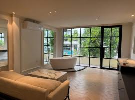 Hanoi Trainstreet Hoan Kiem- Calm Homestay, guest house in Hanoi